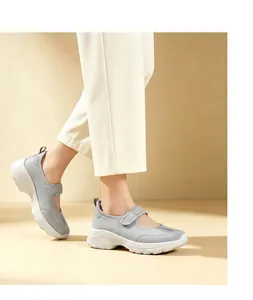 Κοντινό πλάνο γκρι δίχτυ Mary Jane sneakers με διαπνέον επάνω μέρος και βέλκρο