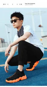 Atmungsaktive Herren-Socken-Sneaker in Schwarz und Orange am Model