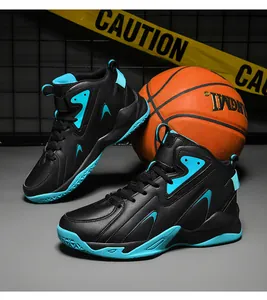 Professionelle schwarze und cyanfarbene Basketballschuhe für Herren in Sportszene.