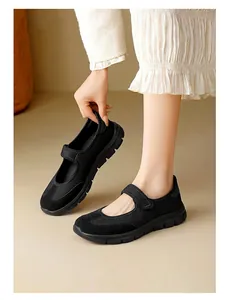 Vue détaillée des chaussures de marche Mary Jane noires pour femmes avec maille et semelle.