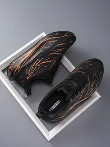 Detailopname van zwarte hardloopschoenen met opvallende oranje gemarmerde patronen