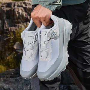 Stabile graue Herren-Outdoor-Wanderschuhe mit praktischem Drehverschluss-System