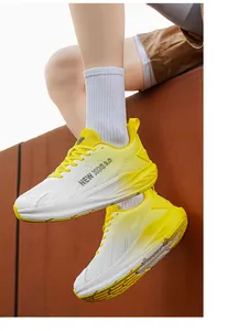 Nahaufnahme von leuchtend gelben und weißen atmungsaktiven Mesh-Laufschuhen auf einem Sims