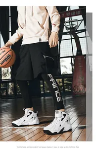Detailansicht weißer gedämpfter Basketballschuhe aus Leder in einer Sporthalle.