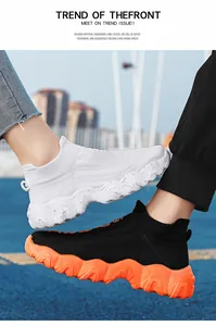 Detaillierte Nahaufnahme von modischen Flyknit-Socken-Sneakern für Paare in Schwarz-Weiß