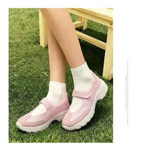 Ελαφριά ροζ mesh Mary Jane sneakers με χοντρές σόλες σε φόντο με γρασίδι