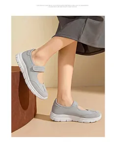 Vue détaillée des chaussures de marche Mary Jane en maille grise avec semelle blanche.
