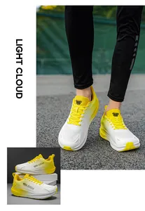 Atmungsaktive Mesh-Laufschuhe in Weiß und Gelb mit dem Text LIGHT CLOUD an der Seite