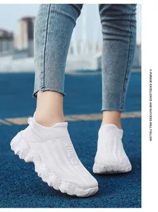 Detailansicht atmungsaktiver weißer Fly-Knit-Sneaker für Freizeit und Sport