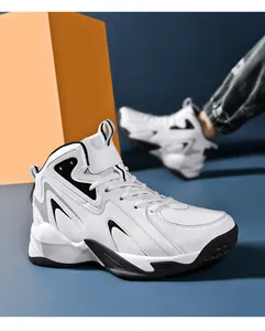 Nahaufnahme von weißen Leder-Basketballschuhen mit schwarzen Akzenten für Sport.
