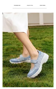 Αεριζόμενα Mary Jane sneaker με χοντρή λευκή σόλα σε πράσινο γρασίδι.