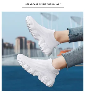 Nahaufnahme von weißen, atmungsaktiven Fly-Knit-Socken-Sneakern mit Sprenkelsohle