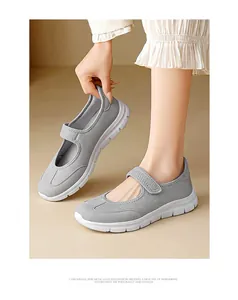 Gros plan sur les chaussures de marche Mary Jane en maille grise avec velcro
