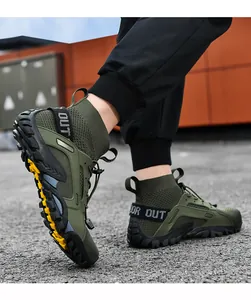 Primo piano di scarpe outdoor alte verde militare in maglia traspirante su asfalto