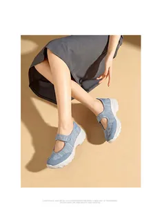 Λεπτομερής άποψη των μπλε Mary Jane sneaker από αναπνεύσιμο πλέγμα που φοράει το μοντέλο