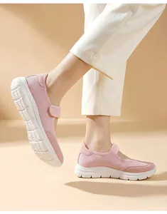 Vue latérale de baskets Mary Jane roses en mesh pour femmes avec semelles blanches