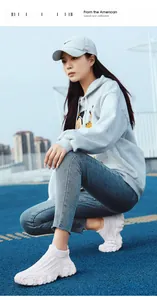 Nahaufnahme der weißen, atmungsaktiven Fly-Knit-Socken-Sneaker mit klobiger Sohle