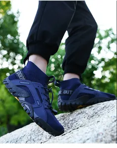 Dettaglio vista laterale di sneaker da esterno alte in mesh traspirante blu navy da uomo