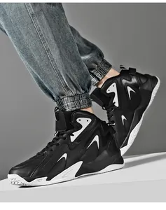 Detailansicht von stilvollen schwarz-weißen High-Top-Basketballschuhen für Männer