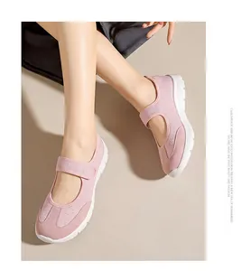 Vue détaillée des chaussures de marche Mary Jane roses avec bride Velcro réglable