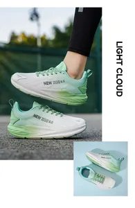 Detailansicht der grün-weißen atmungsaktiven Mesh-Laufschuhe mit Schaumstoffsohle.