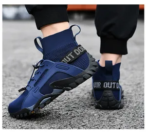 Vista dettagliata di sneaker outdoor high-top traspiranti blu navy con suola robusta