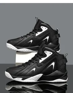 Seitenansicht der schwarzen Herren-Basketballschuhe mit Leder-Obermaterial und Dämpfung