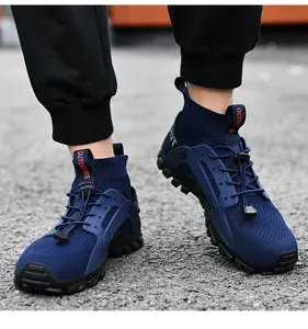 Dettaglio di sneaker alte blu in mesh traspirante per sport all'aperto e tempo libero