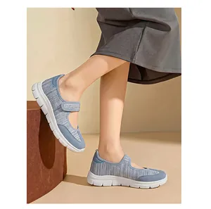 Détail de chaussures de marche Mary Jane en tricot bleu respirant pour femmes à velcro