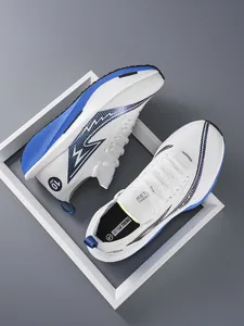 Primo piano di scarpe da corsa da uomo bianche e blu con tomaia in mesh e suola ammortizzata