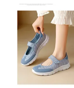 Gros plan de baskets Mary Jane en maille bleue pour femmes de style décontracté