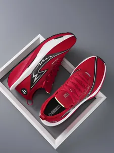 Vista dettagliata delle scarpe da corsa rosse da uomo con suola spessa estive.