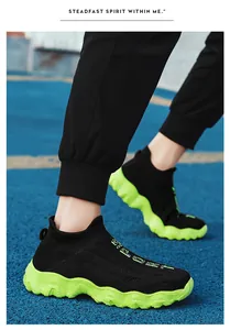 Detailansicht von schwarz-neongrünen, atmungsaktiven Fly-Knit Socken-Sportschuhen