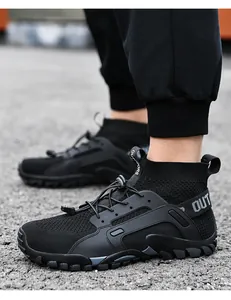 Dettaglio di sneakers outdoor high-top traspiranti vista laterale.