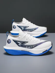 Vista laterale dettagliata di scarpe da corsa bianche con spessa suola blu