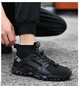 Primo piano dettagliato delle scarpe da trekking traspiranti high-top mesh nere da uomo