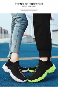 Detailansicht der atmungsaktiven Fly-Knit Socken-Sneaker für Damen und Herren auf blauer Bahn