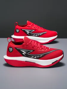 Dettaglio laterale di scarpe da corsa rosse da uomo con suola spessa e mesh traspirante