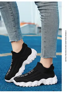 Atmungsaktive schwarze Fly-Knit-Socken-Sneaker mit weißer Sprenkelsohle für Unisex