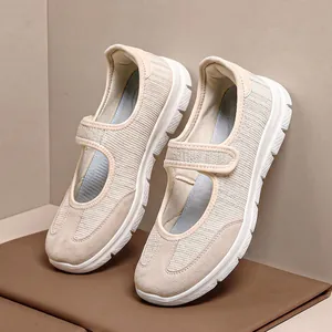 Chaussures de marche Mary Jane en maille respirante pour femmes beige avec semelles blanches.