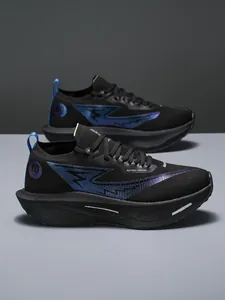 Dettaglio del profilo laterale delle scarpe da corsa da uomo nere con design a fulmine