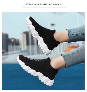 Seitenansicht schwarzer atmungsaktiver Fly-Woven-Socken-Sneaker mit gesprenkelten Sohlen.