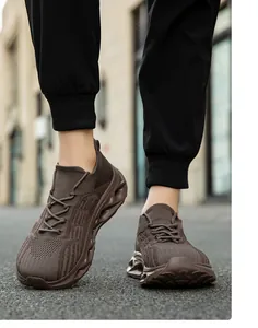 Scarpe da corsa marroni traspiranti in fly-knit con suola ammortizzata, vista dettagliata