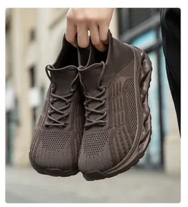 Dettaglio di sneakers a calzino in flyknit marrone con suole ammortizzanti leggere