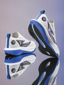 Primo piano di scarpe da corsa bianche e blu con suole spesse e tessuto a rete.