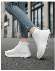 Stilvolle weiße atmungsaktive Fly-Knit-Sneaker zum Slipper-Tragen für Sport und Freizeit.