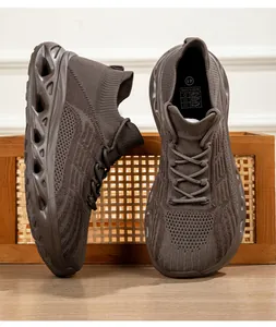 Sneaker a calzino in maglia marrone traspirante per uomo e donna con suola morbida.