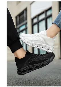 Primo piano di un paio di scarpe da ginnastica in maglia traspirante nere e bianche