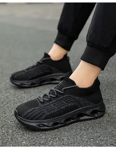 Dettaglio di scarpe a calzino in maglia nera traspirante con suola ammortizzata