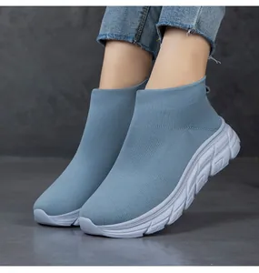 Blaue atmungsaktive Fly-Knit-Socken-Schuhe mit Slip-On-Design für Outdoor-Sportaktivitäten.